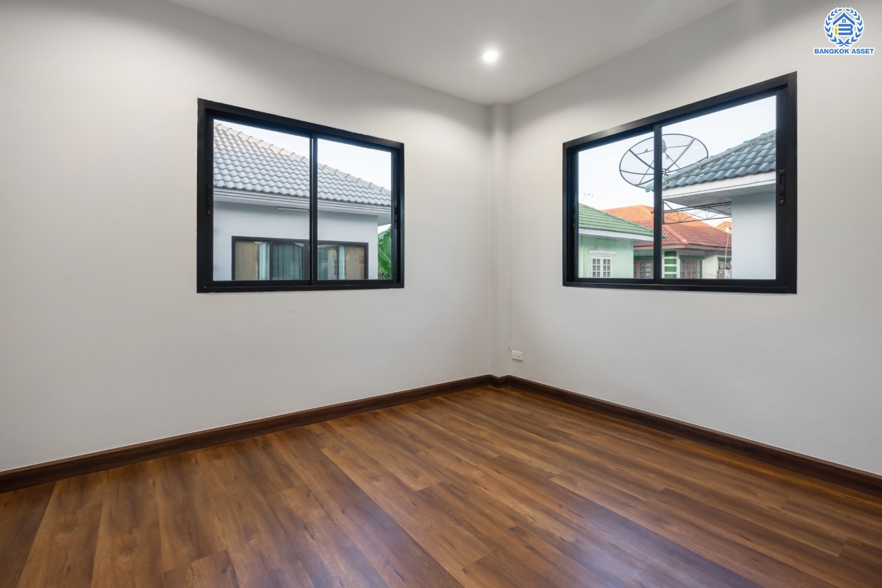 บ้านมือสองตกแต่งใหม่ แบรนด์ Property Perfect ม.มณีรินทร์ รัตนาธิเบศร์-ท่าอิฐ เนื้อที่ 54 ตร.ว. ฟังก์ชัน 3 ห้องนอน 2 ห้องน้ำ 2 ห้องอเนกประสงค์ พร้อมจอดรถได้ 2 คัน บนทำเลศักยภาพ ใกล้ทางด่วน "งามวงศ์วาน" และเพียง 10 นาที ถึงรถไฟฟ้า "สถานีบางรักน้อยท่าอิฐ"...